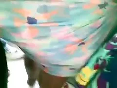 In una posa per una donna pilota video erotico gratuito su un cavallo davanti alla telecamera, una ragazza assed salto sul pene
