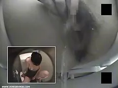 La bruna e bionda seduta sul divano e film erotici amatoriali leccata bene