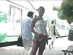 L'uomo ha scopato la bruna in strada vicino alla film completi erotici gratis recinzione